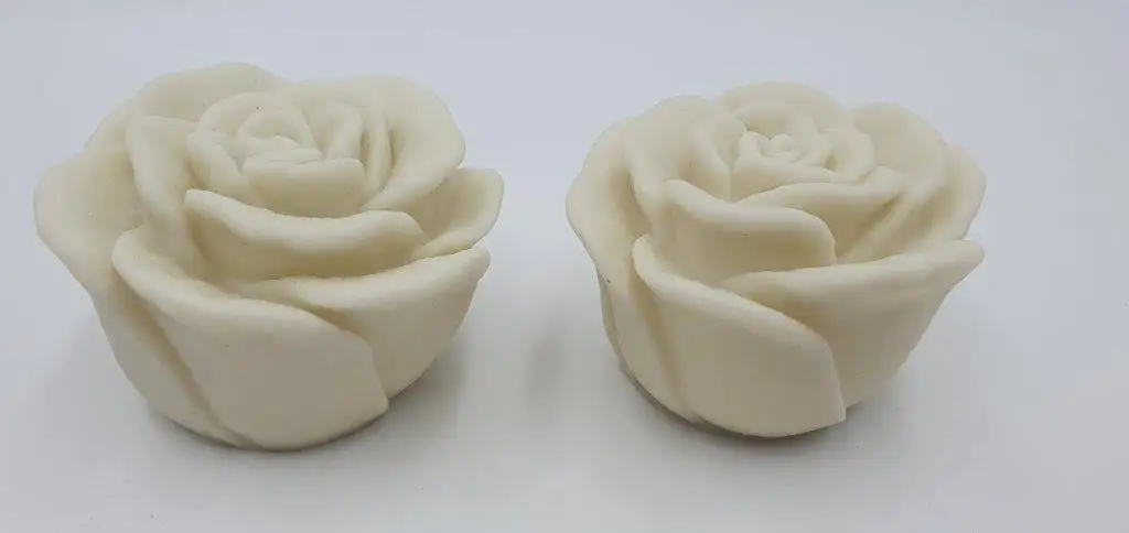róża plastikowa biała 6x6x4cm   2szt.