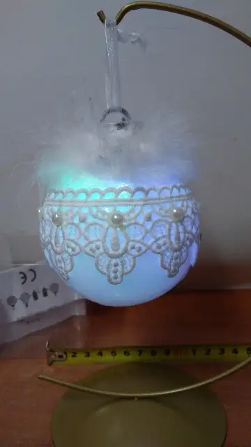 bombka led zmieniająca kolory z koronką PIÓRKA