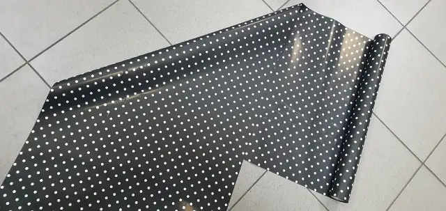 folia dwustronna szer 50cm CZARNA  KROPKI