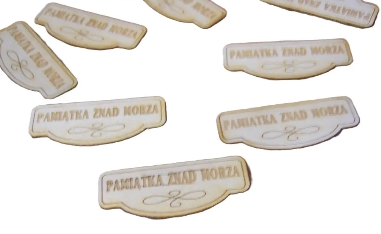 przywieszka drewniana  20szt POZDROWIENIA Z NAD MORZA   4,5 x  1,5 cm