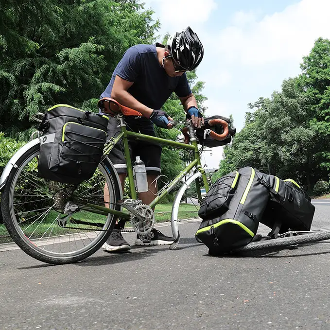 Torba na rower 3w1 - sakwa rowerowa na bagażnik 65l plecak torba na ramię wodoodporna z odblaskami czarno-zielona — 4