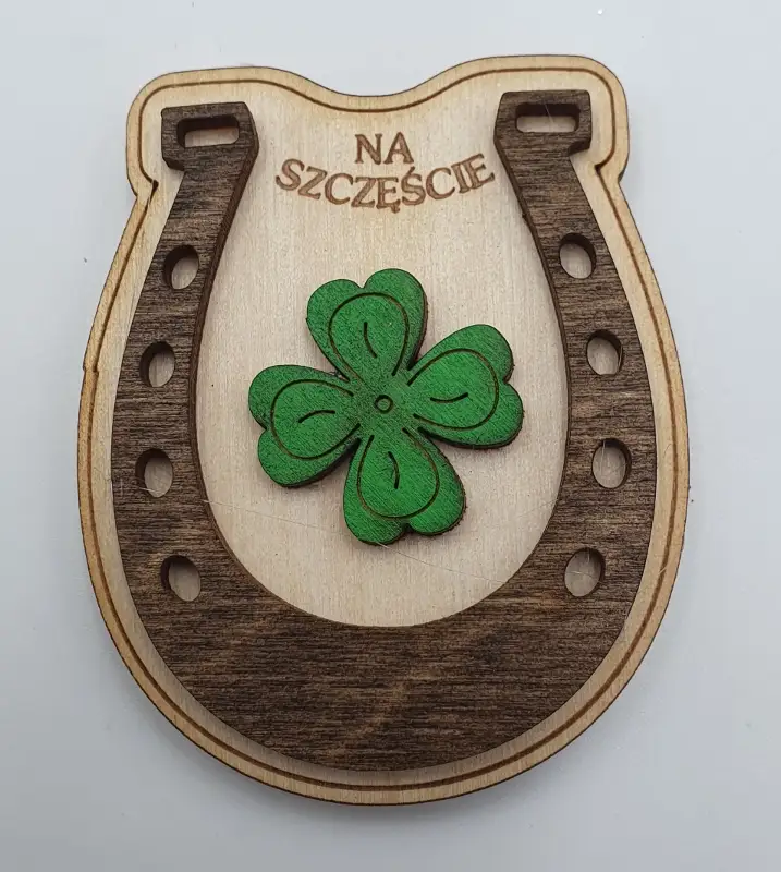 magnes podkowa z koniczynką na szczęście  7,5 x 6 cm   NR.132