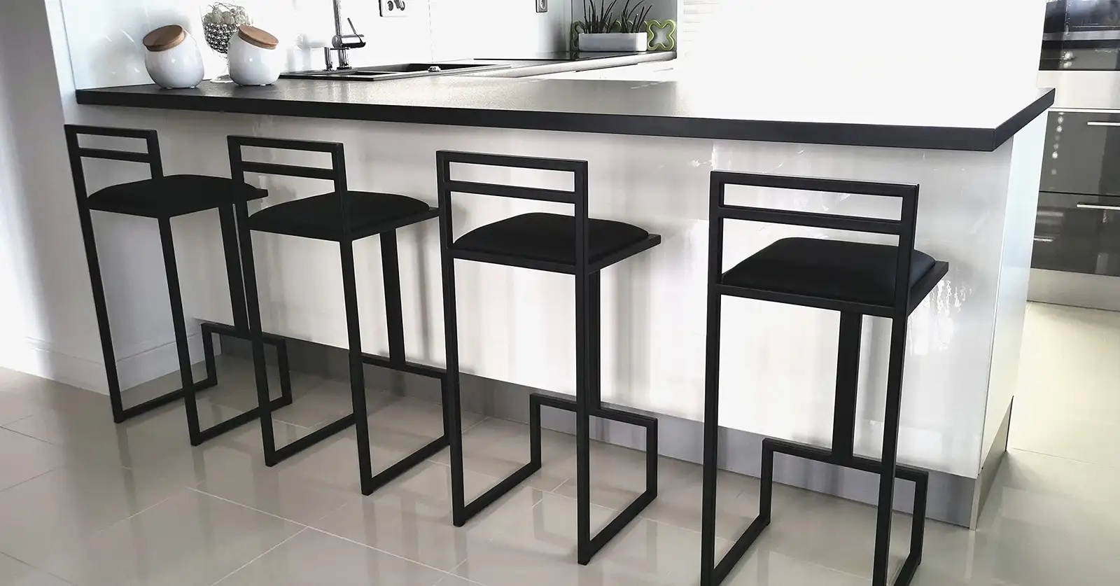 RoKo design Industrieller Barhocker Linus Serie 2-er Set | Barsessel mit Fußstütze und kratzfester Oberfläche | Barstühle Küche | 2 im Set (schwarz Wildleder) — 4