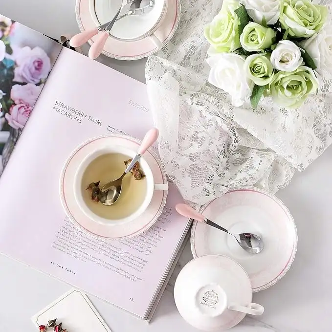 ZESTAW 4 SZTUK PORCELANOWE FILIŻANKI ZE SPODKAMI I ŁYŻECZKĄ ARTVIGOR 200 ML — 3