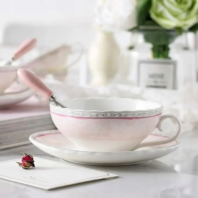 ZESTAW 4 SZTUK PORCELANOWE FILIŻANKI ZE SPODKAMI I ŁYŻECZKĄ ARTVIGOR 200 ML — 6