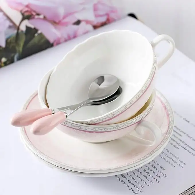 ZESTAW 4 SZTUK PORCELANOWE FILIŻANKI ZE SPODKAMI I ŁYŻECZKĄ ARTVIGOR 200 ML — 5